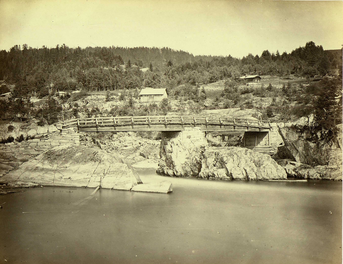 Henry Rosling, Landskap, ant. Tinne ("Tinelv"), Notodden, Telemark, med bro over elva. Fra serie norske landskapsfotografier tatt av den engelske fotografen Henry Rosling (1828-1911).