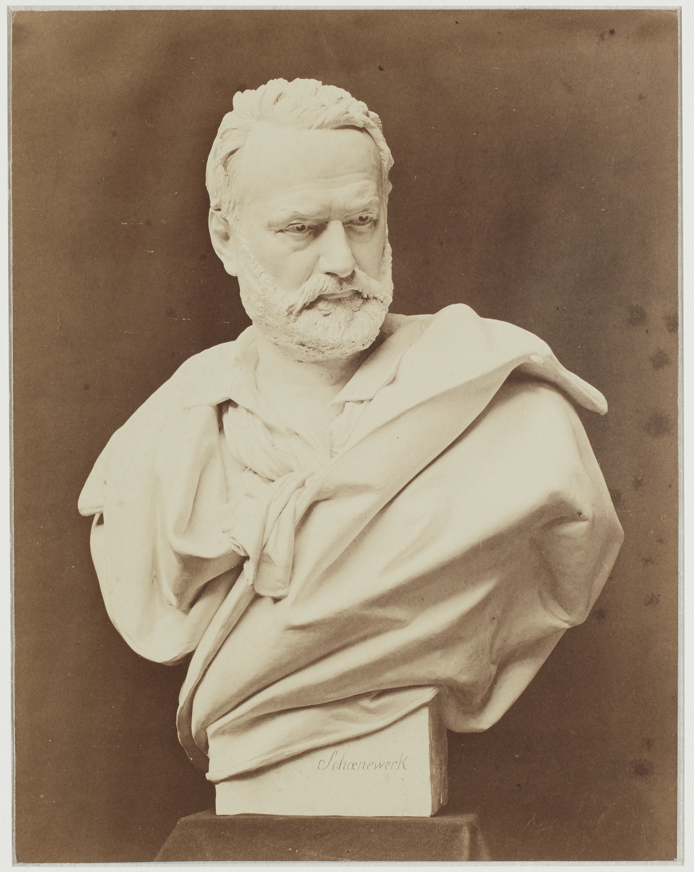 Anonyme, Photographie du buste de Victor Hugo par le sculpteur Schœnwerk