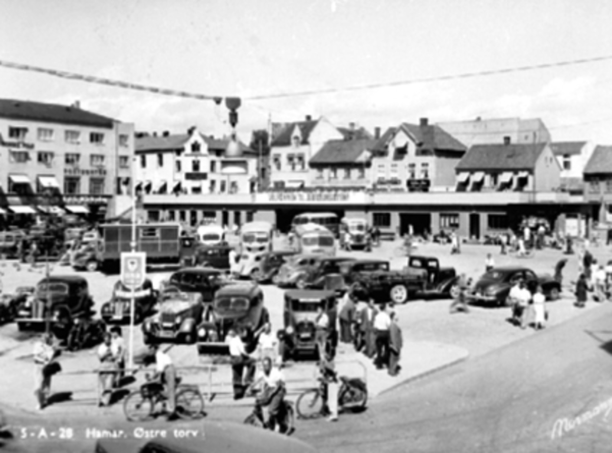 Anno Domkirkeodden, ØSTRE TORG, TRAFIKK, FOLK, BILER OG BUSSER, RUTEBILHOLDEPLASS, BYJUBILEUMSÅRET 1949