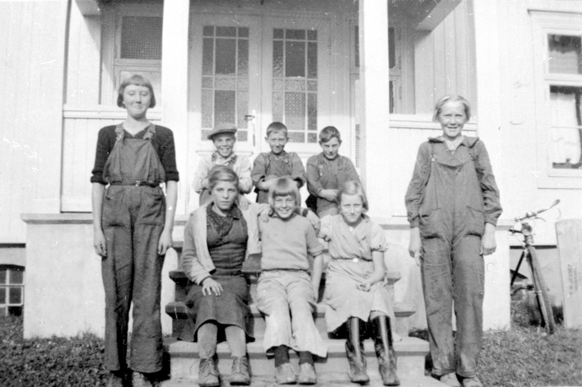 Anno Domkirkeodden, Potetplukkere på Sørby gård, Ringsaker. Fra venstre er Astri Hulleberg, Paul Kristiansen, Gudrun Hansen, Helga Kristiansen, Astrid Hullebergstuen, Tordis Olsen, Odvin Hulleberg, Andreas Skredderhaugen.
