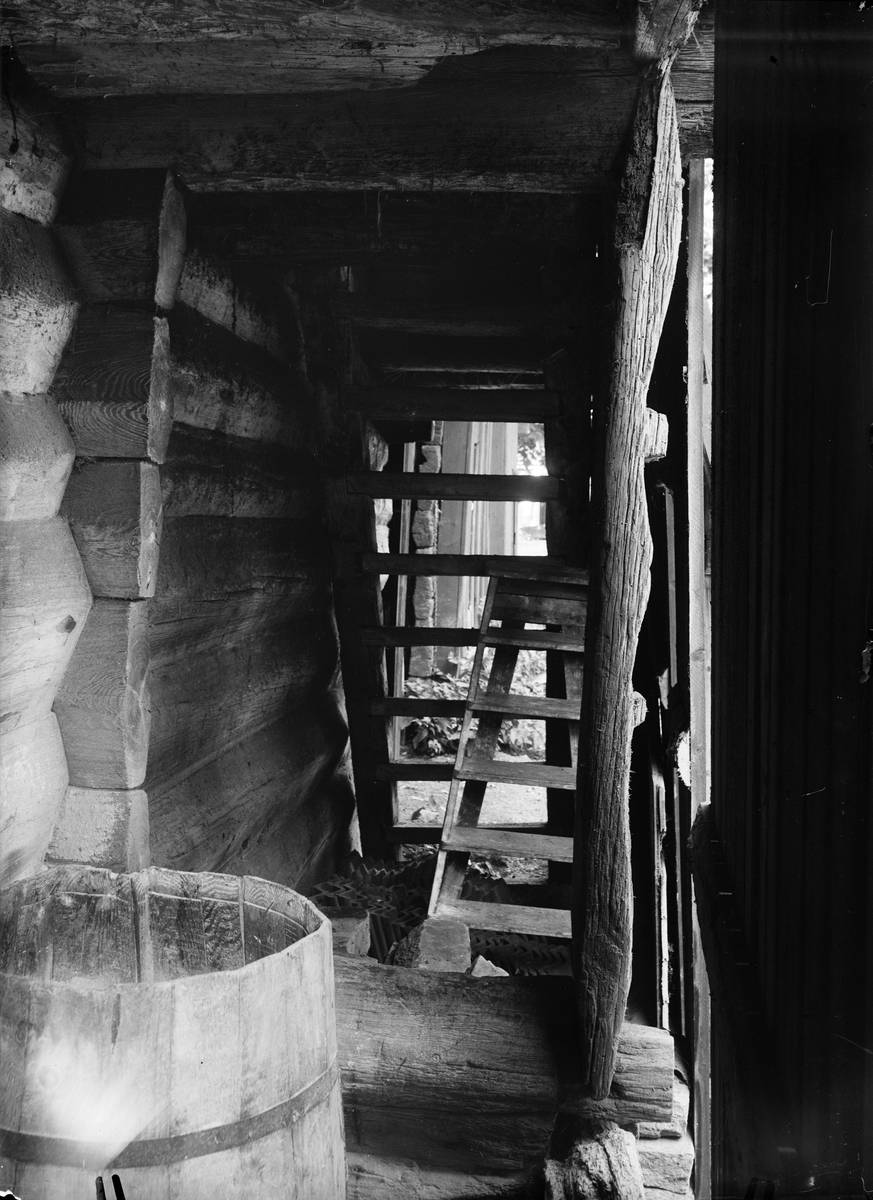 Paul Sandberg, Svalgång på nedre botten, loftbod, Fäcklinge, Tierps socken, Uppland 1934