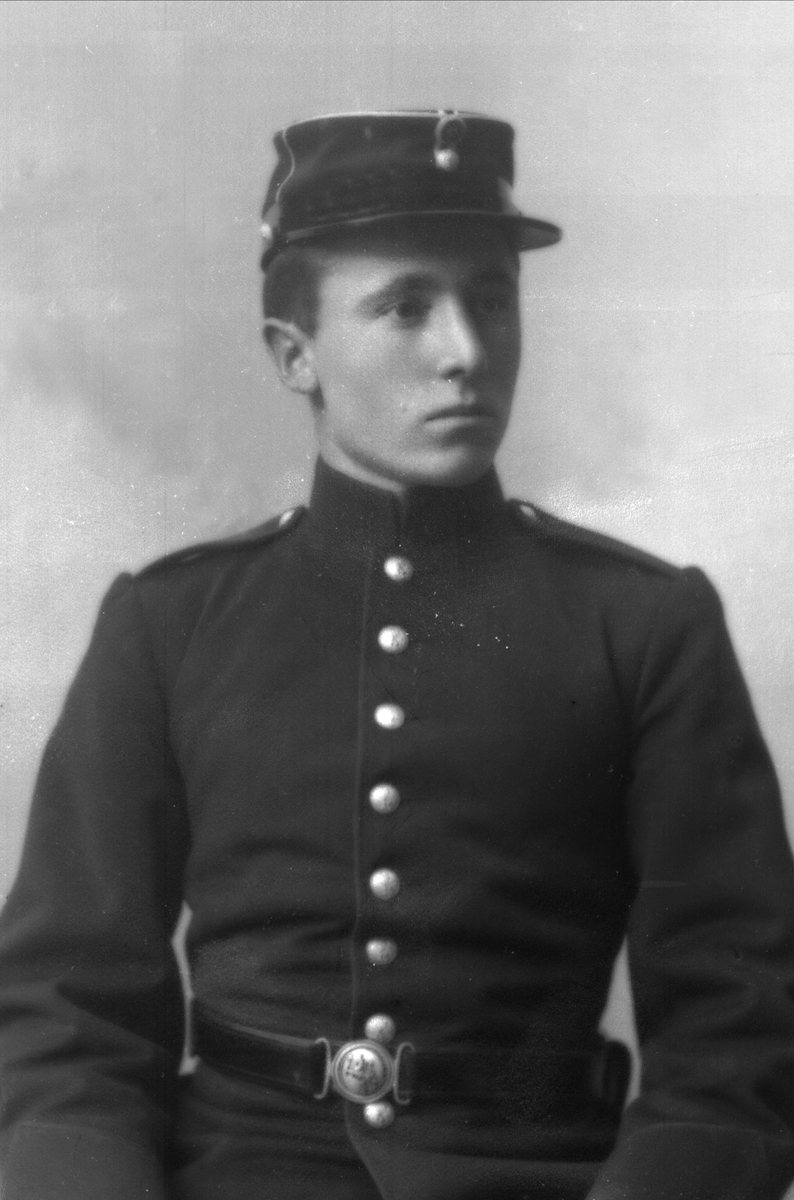 Gustav Borgen, Portrett, mann i kadettuniform.