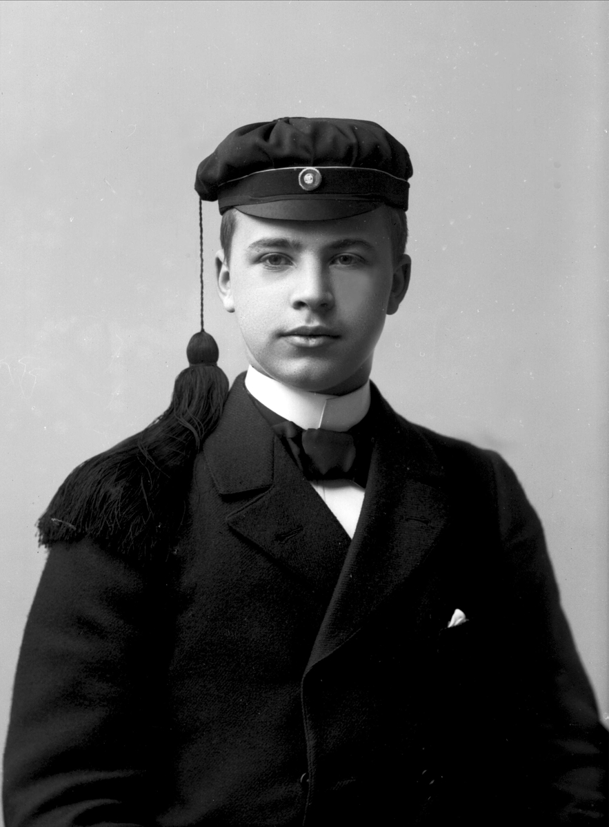 Gustav Borgen, Portrett, mann i studenlue. Student Kr Gjertsen.