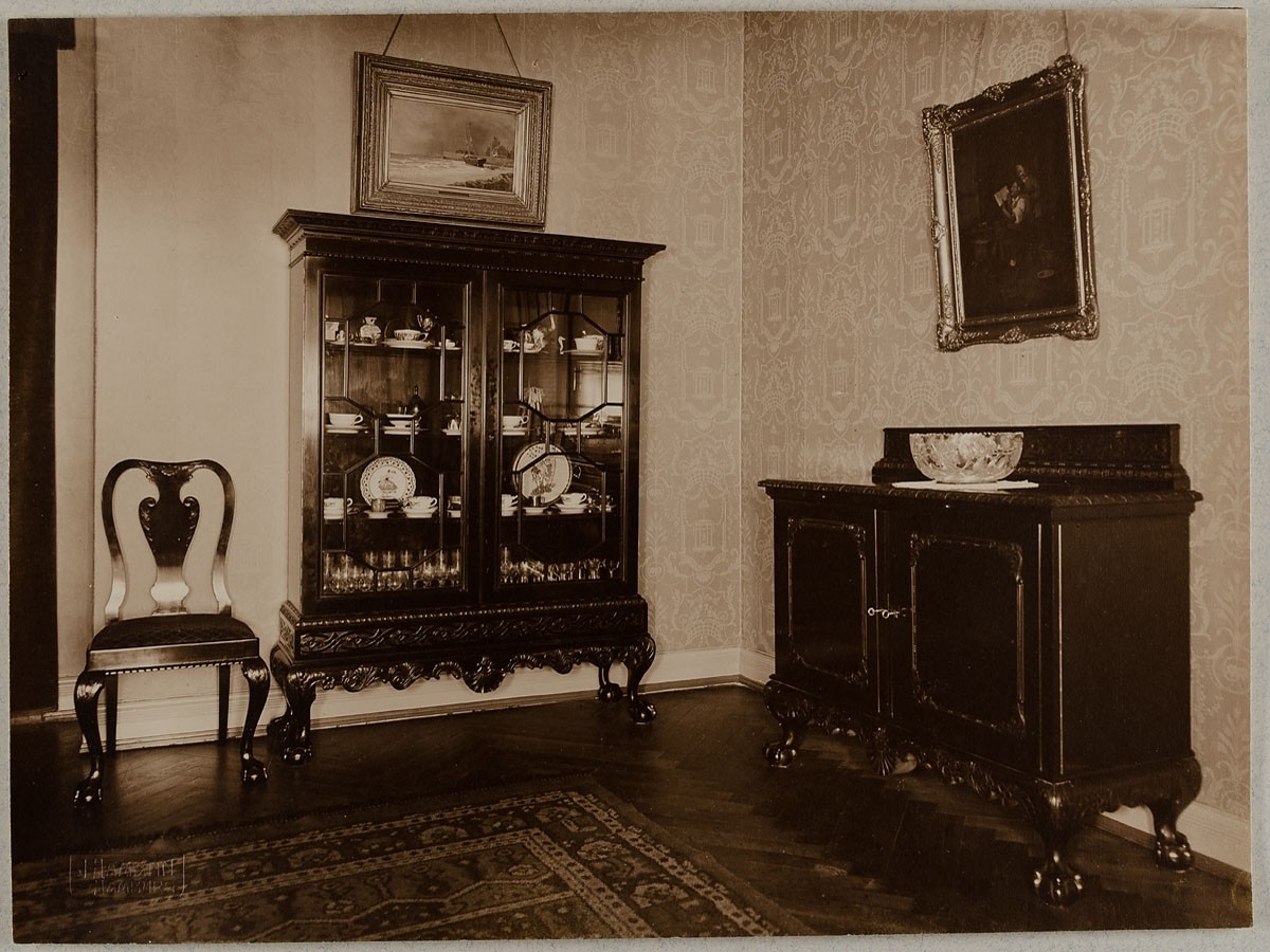 Johann Hinrich W. Hamann, Wohninterieur mit Geschirrschrank