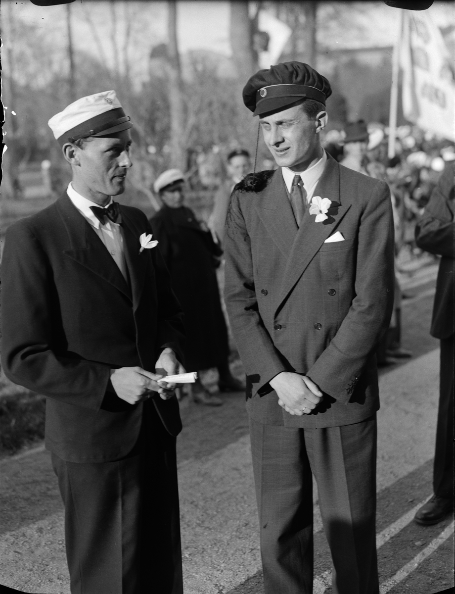 Paul Sandberg, "Vårfesten i Upsala nordiskt betonad" - de nordiska gästerna Vilhelm Petersen och arkitekt Peter Melby i Botaniska trädgården, Uppsala 1942