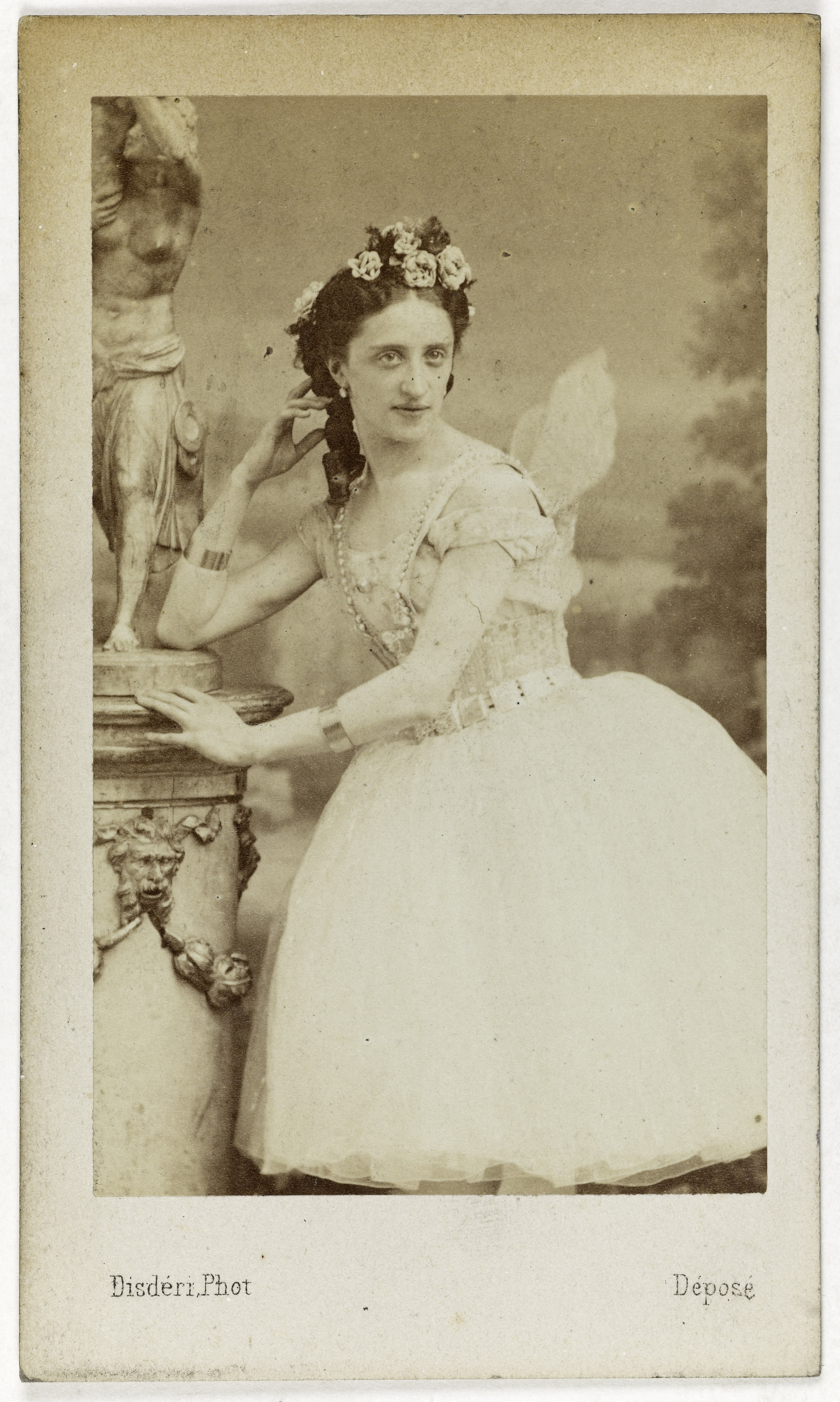 André-Adolphe-Eugène Disdéri, Portrait de Mourawieff, danseuse à l'Opéra en 1863.