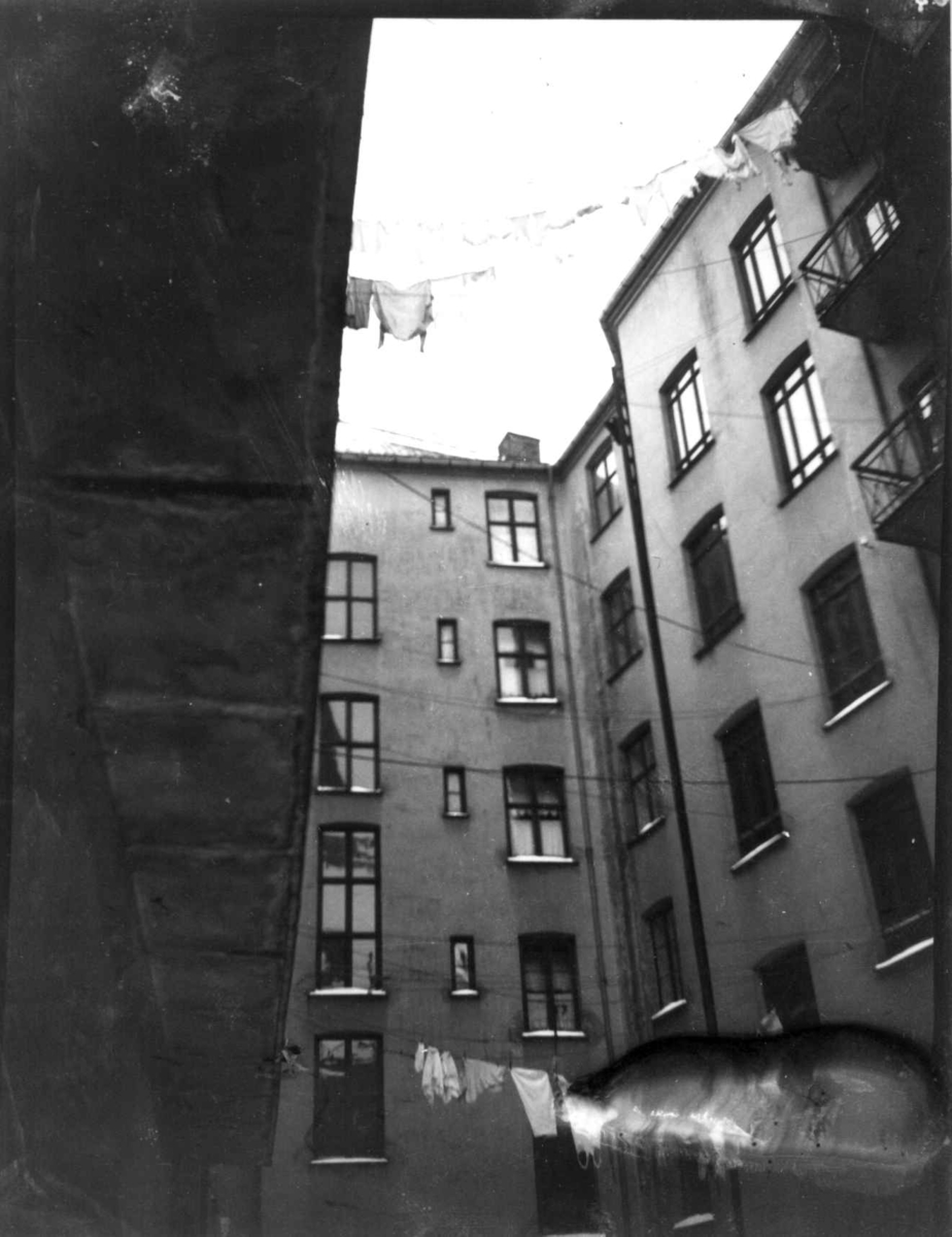 Nanna Broch, Gårdsrom, bygårder, Oslo. Klesvask opphengt. Fra boliginspektør Nanna Brochs boligundersøkelser i Oslo 1920-årene.