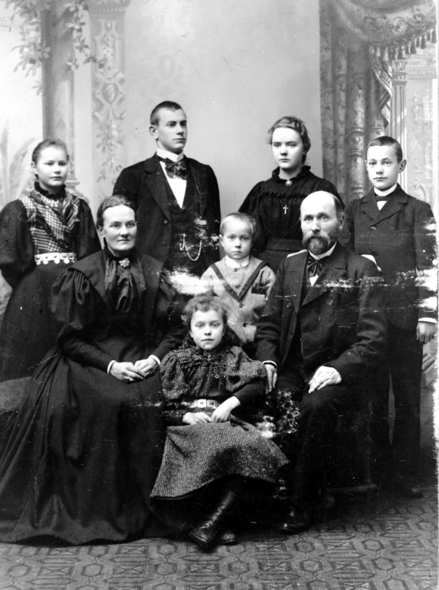 Anno Domkirkeodden, Familien Navelsaker. Bak fra venstre er Dagny f.1883, Ole f.1877, Anna Elisabeth f.1879, Einar f.1881. Foran fra venstre er Caroline (1849-1908), Inga .1886, Ragnar f.1889, Nils Navelsaker (1850-1913) bestyrer ved Toftes Gave, Nedre Sund, Helgøya.