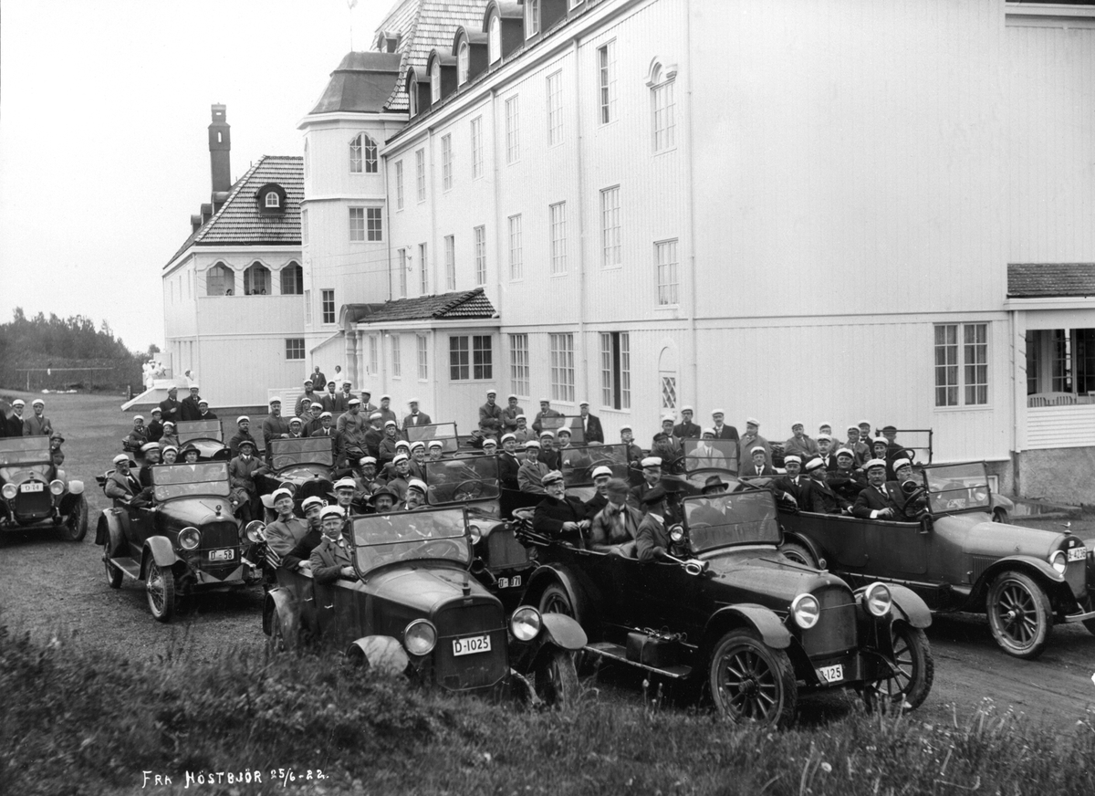 Anno Domkirkeodden, Høsbjør Turisthotell, Furnes, personbiler, sangere. Sangerstevne, Hedmark Sangerlag 25.06.1922.