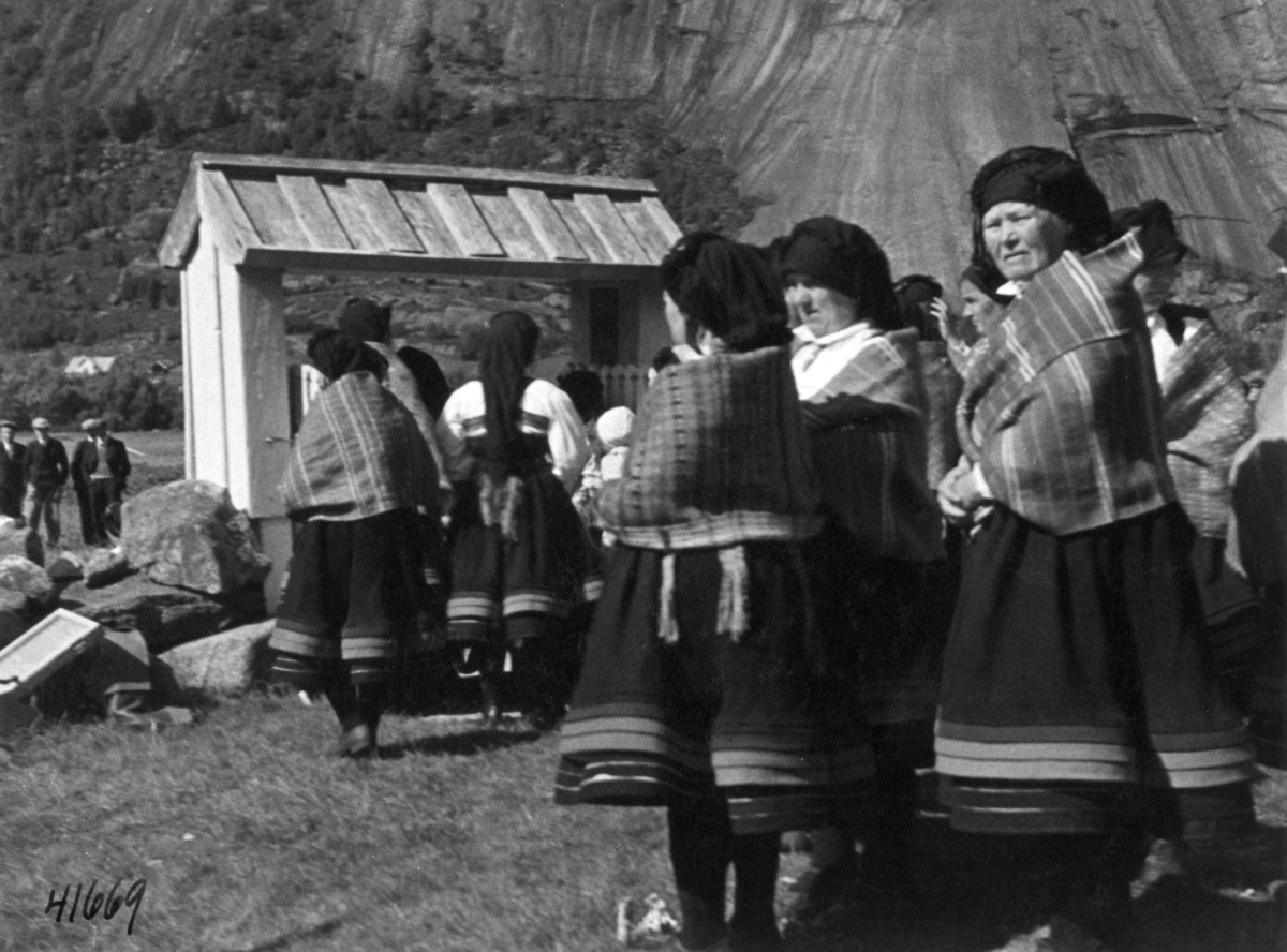 Anders Beer Wilse, Kvinnedrakt, Kvinner med sjal
