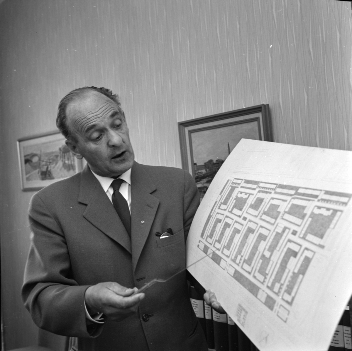 Uppsala-Bild, Riksdagsman Einar Eriksson med ritning över bostadsområdet på Kvarngärdet, Uppsala 1961