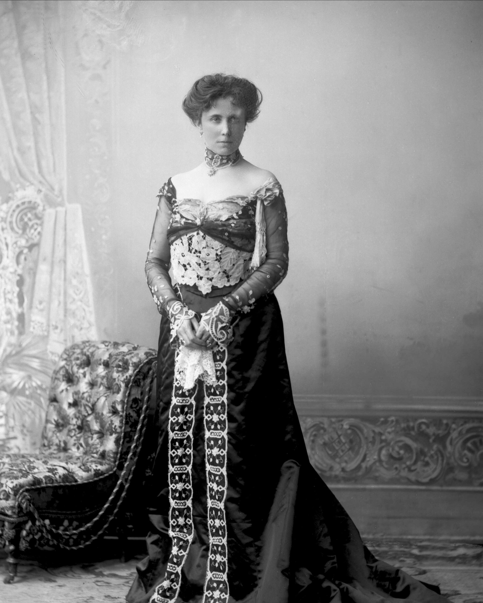 Gustav Borgen, Portrett, kvinne i mørk kjole med chiffonermer. Fru G Dahl.