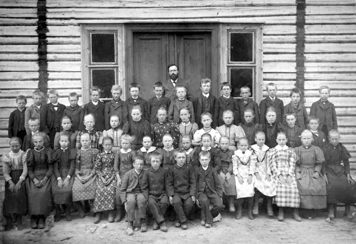 Anno Domkirkeodden, Elever og lære Hans Hovelsrud foran gamle Åsen skole, Åsmarka, Ringsaker.