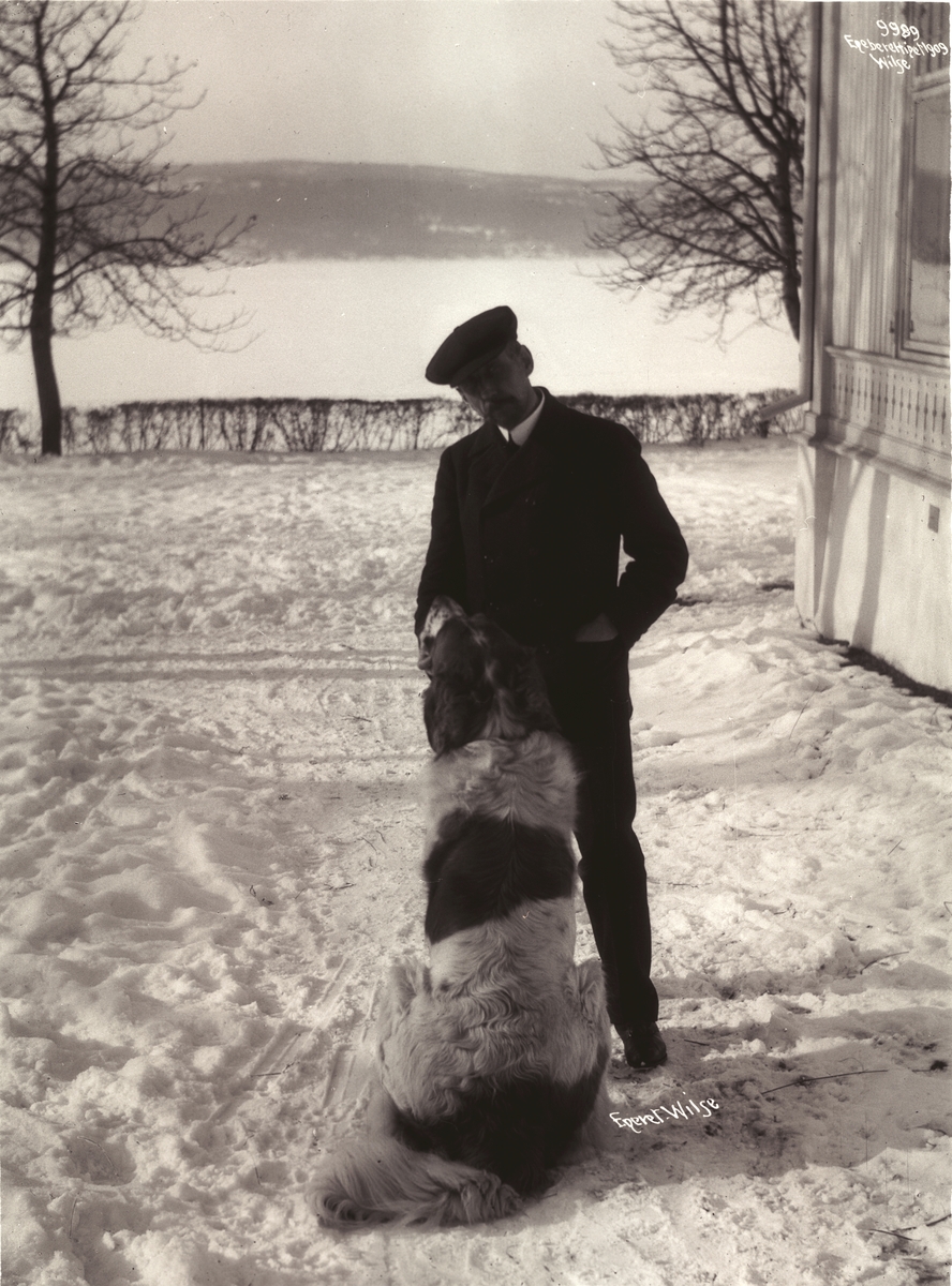 Anders Beer Wilse, Prot: Roald Amundsen - med sin hund ? 7/3 1909
