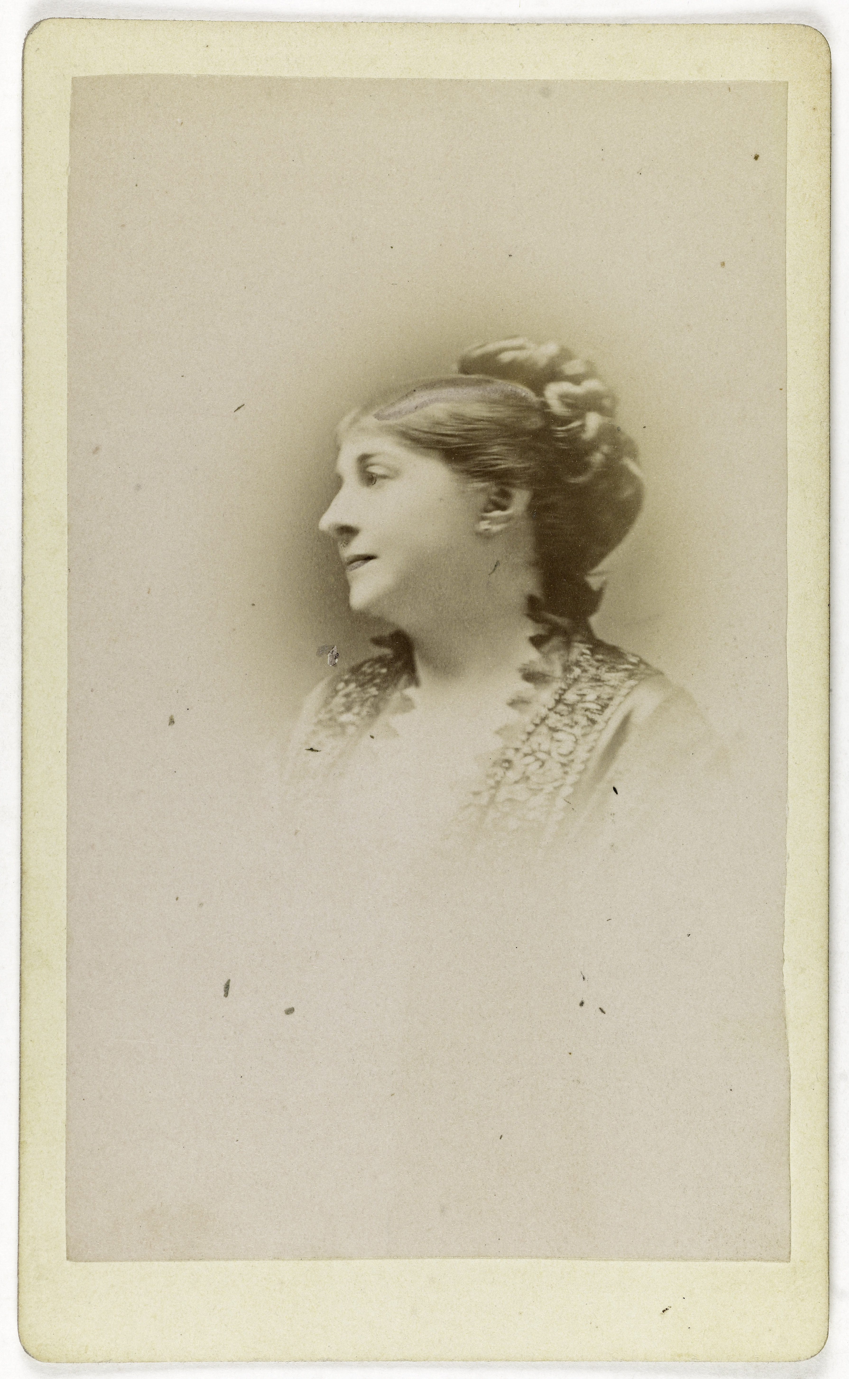 Joseph Tourtin, Portrait en buste de Céline Montaland (1843-1891), actrice de théâtre.