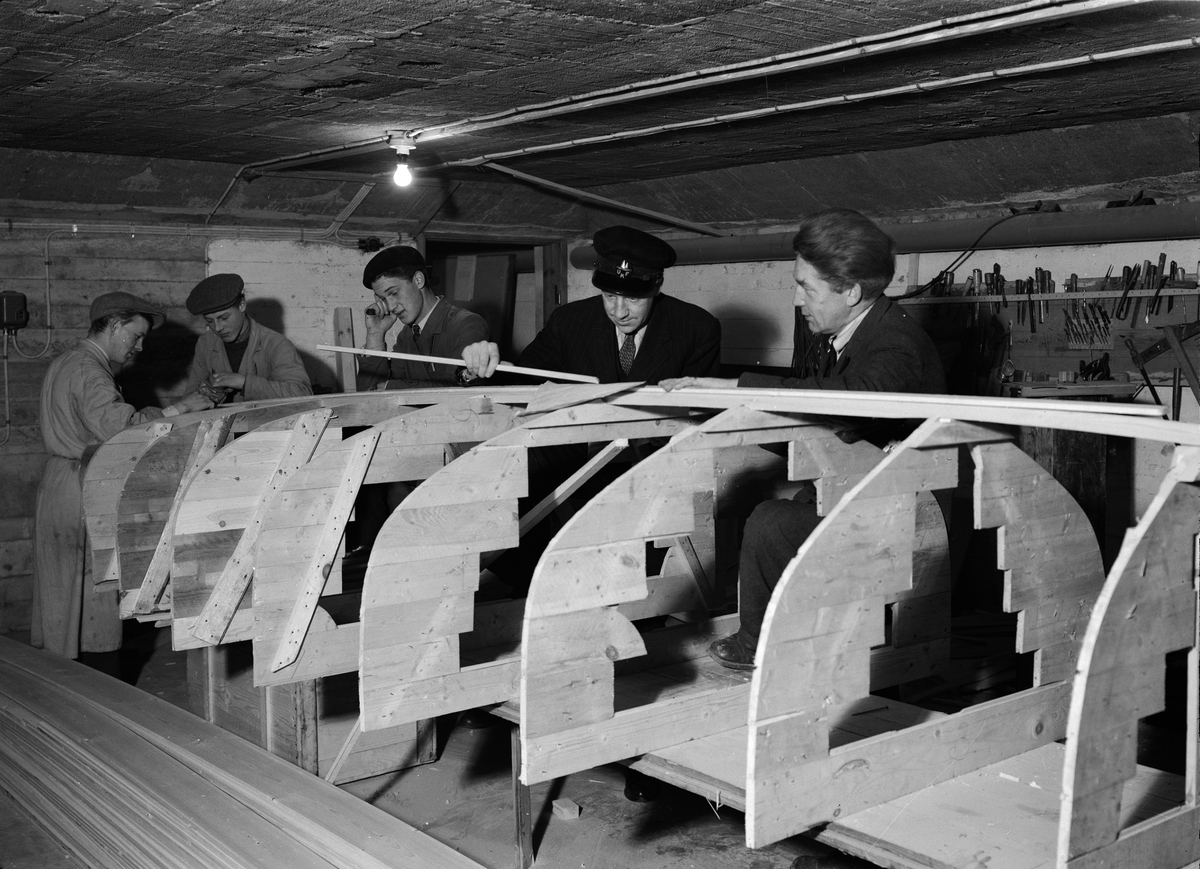 Paul Sandberg, "Nio segelkanoter byggs i Upsala. Upsala kanotförening har 'skeppsbyggeri' i ett skyddsrum", Uppsala 1946