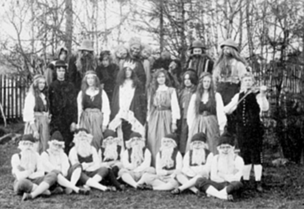 Anno Domkirkeodden, 17 MAI, TEATER, UTKLEDDE ELEVER I KOSTYMER, KONGE TROLL NISSER, HAMAR LÆRERSKOLE.