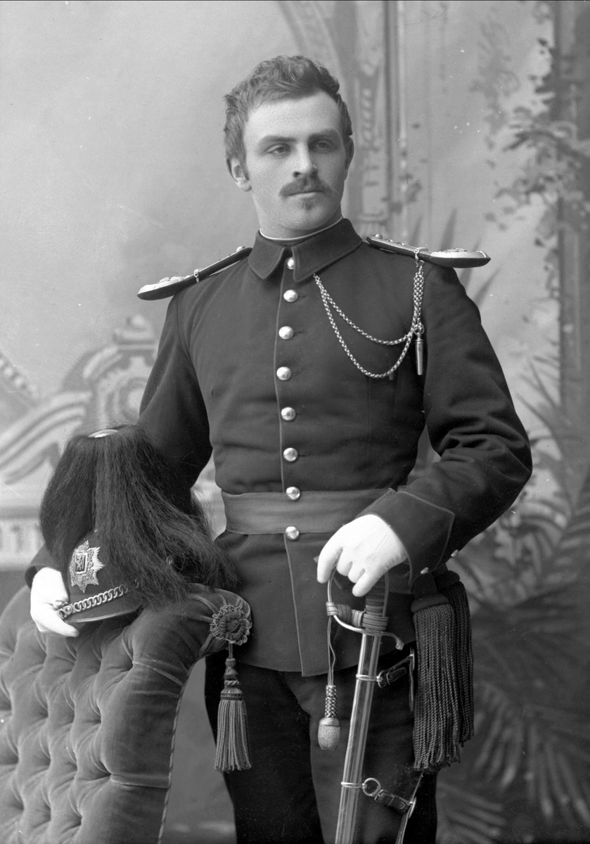 Gustav Borgen, Portrett, Alf Jensen Veum Hansen Mjøen i uniform som premierløytnant ved infanteriet.