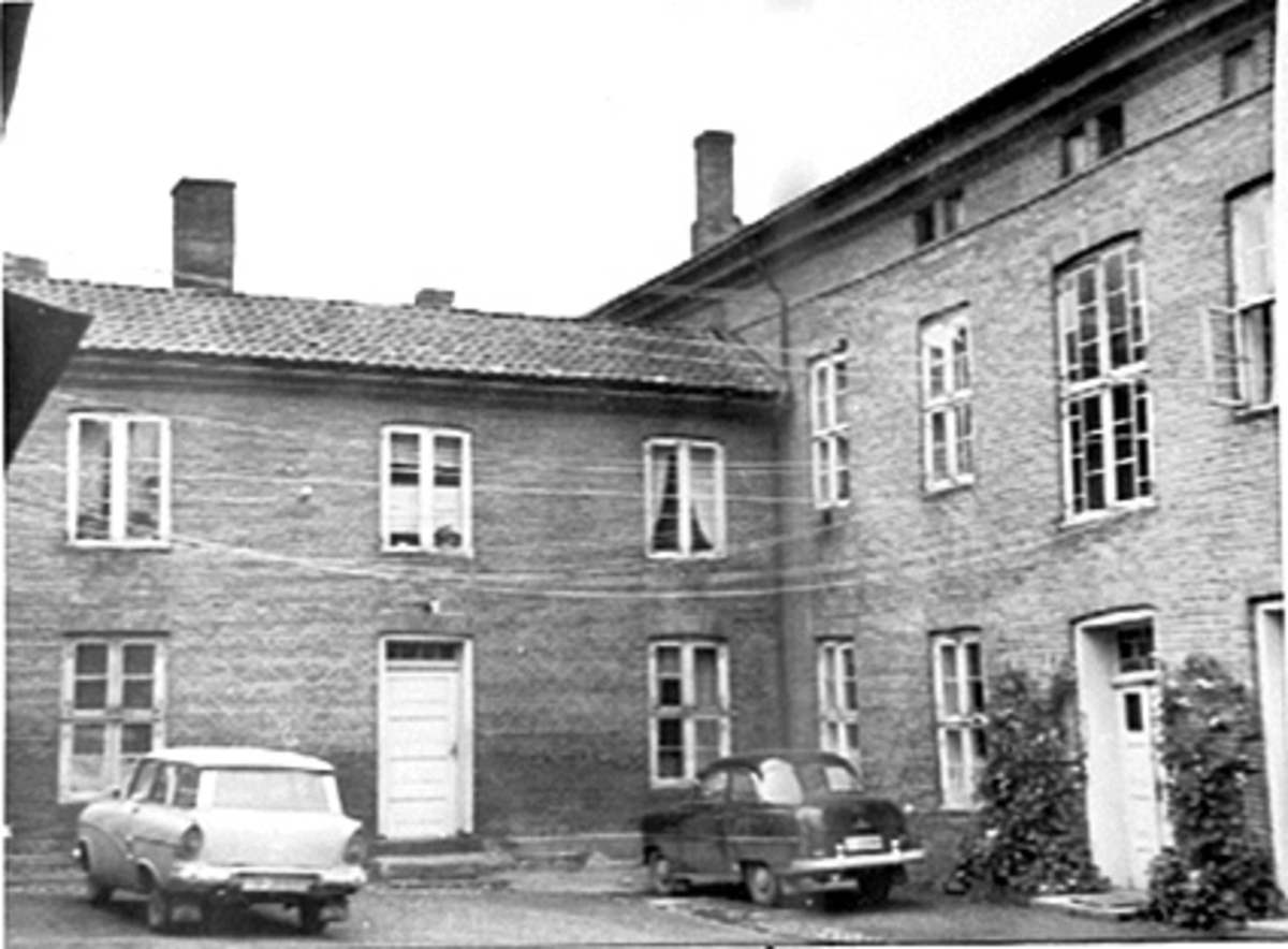 Anno Domkirkeodden, EKSTERIØR, BAKGÅRD, TORGGATA 83, 2 PARKERTE BILER T. V. FORD 17M STASJONSVOGN ÅRSMODELL 1958-60, T. H. OPEL REKORD 1953-55.