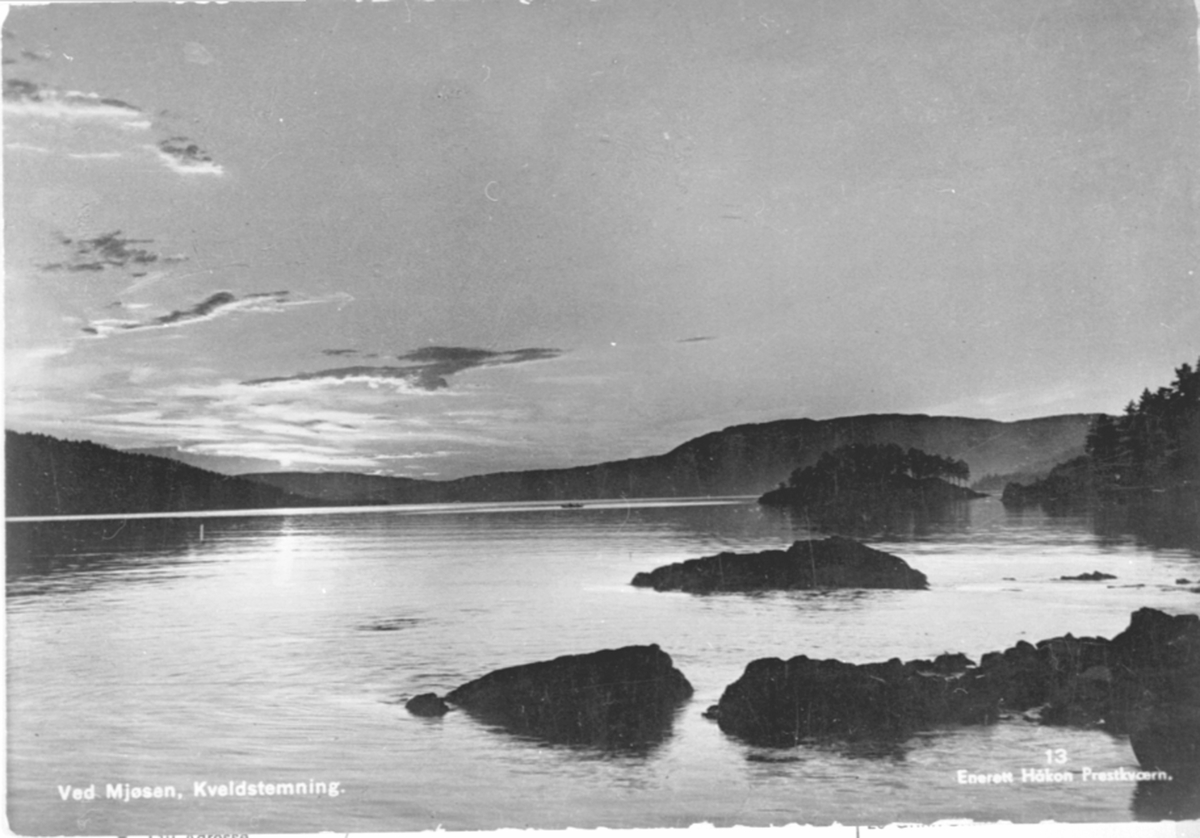 Anno Domkirkeodden, Kveldsstemning ved Mjøsa, Steinsholmen ved Moelv. Ved Mjøsen. Kveldstemning. Foto Håkon Prestkværn. Postkort 13.