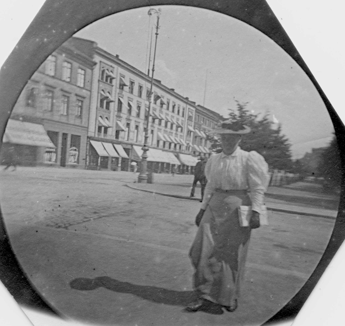 Fredrik Carl Mülertz Størmer, Frk. cand. real. Maja Geelmuyden spaserer langs Karl Johans gate, Oslo.