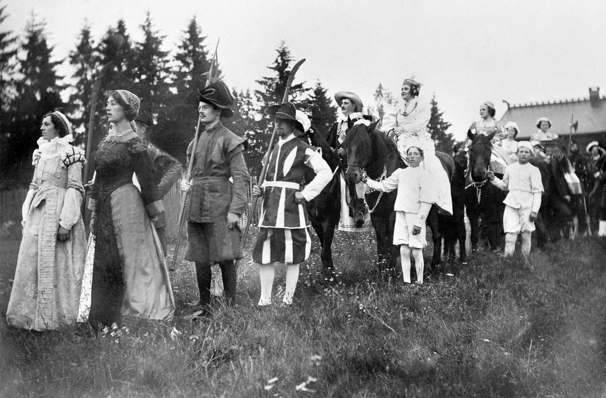 Anno Domkirkeodden, HISTORISK OPPTOG, FOLK, KOSTYMER, DOMKIRKESTEVNE, DOMKIRKERUINEN. Fru Inger til Østråt med følge kommer ut fra Bispegården.