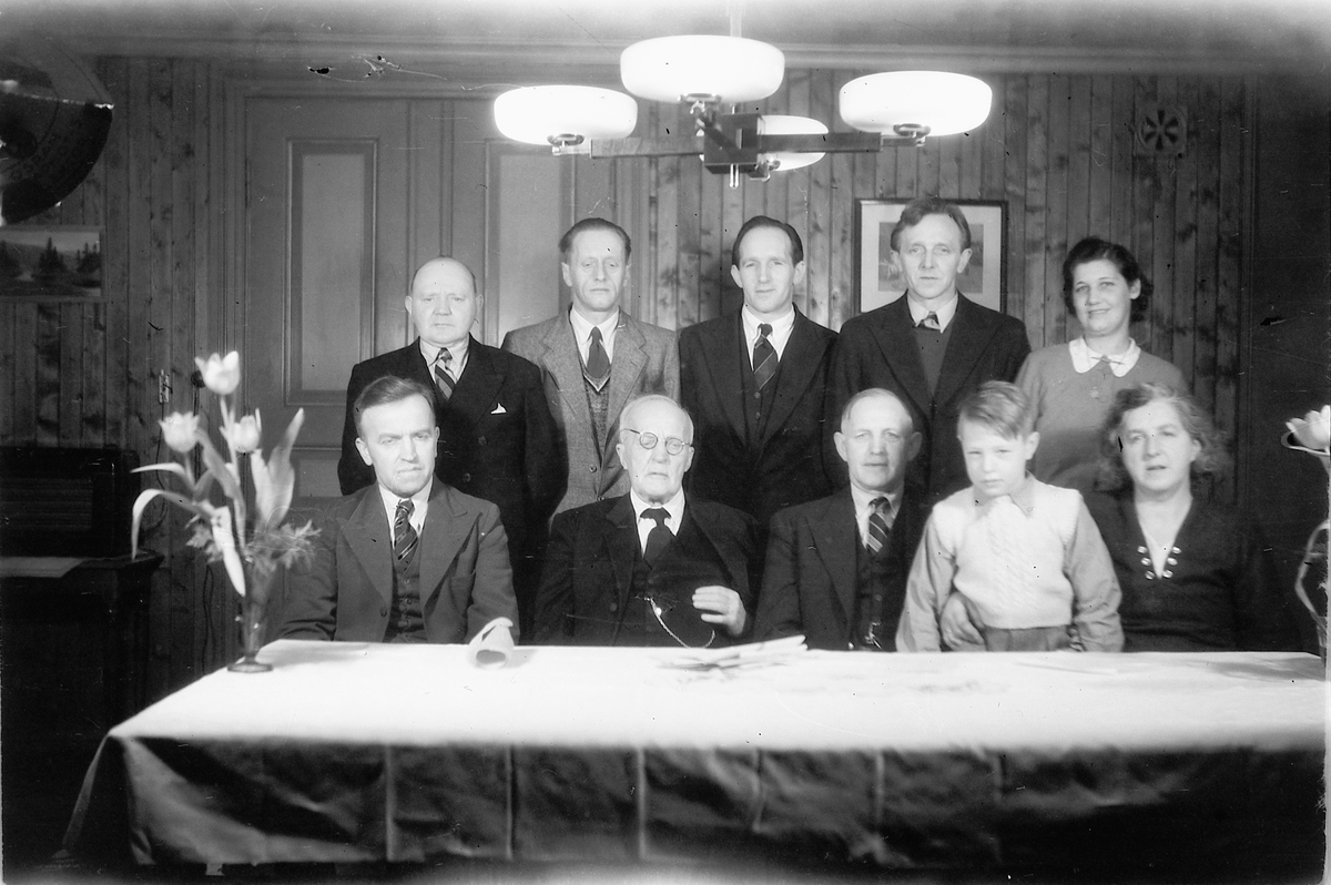 Håkon Prestkværn, Ukjent familiegruppe samlet ved et bord.