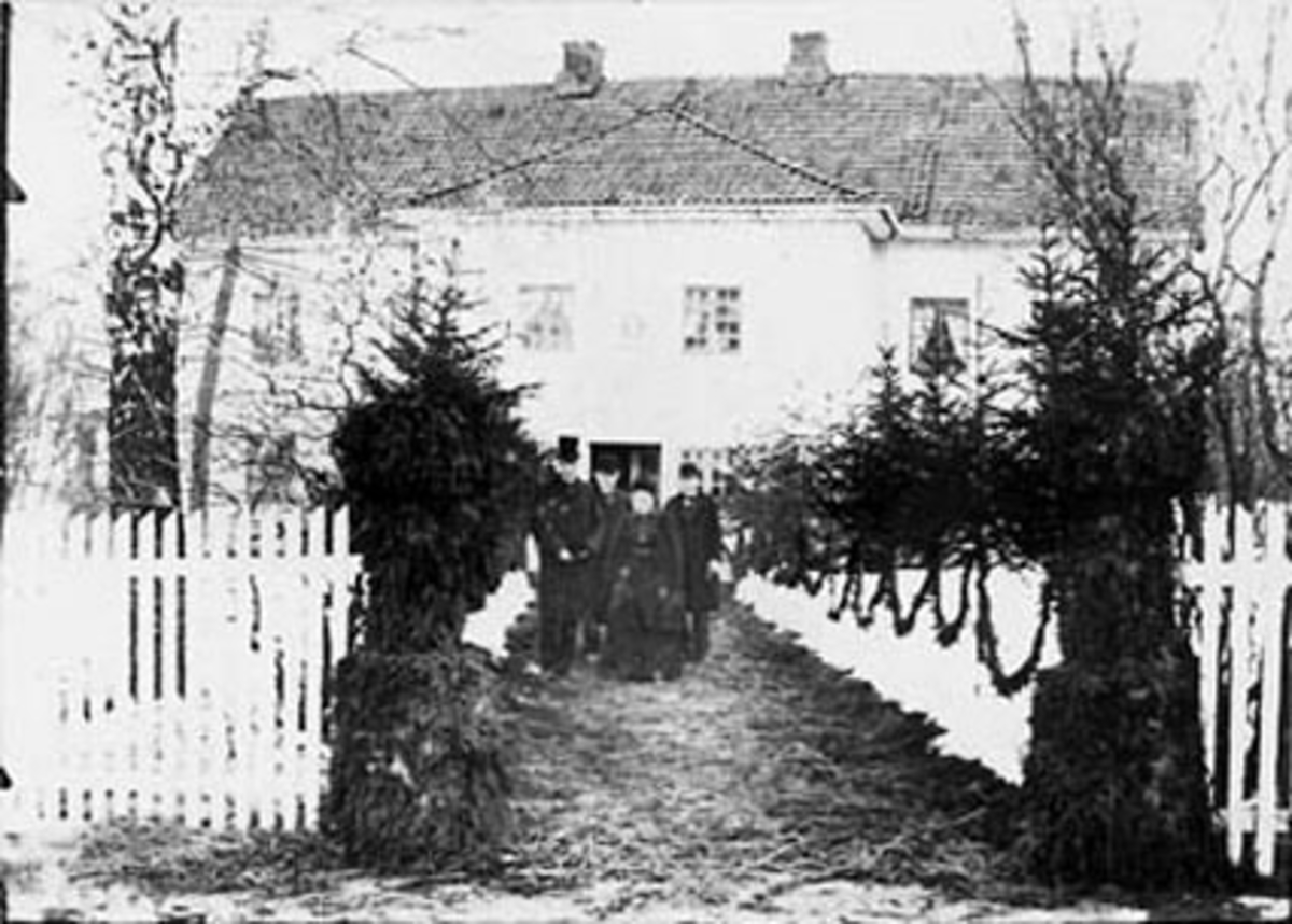Normann Helger, BEGRAVELSE, OPPKJØRSEL PYNTET MED GRANBAR, GRANTRÆR LANGS VEGEN, I OPPKJØRSELEN: OLE RINGNES, CHRISTEN RINGNES, JULIE RINGNES OG NILS RINGNES, ØSTRE DÆHLIN, DÆLIN ØSTRE