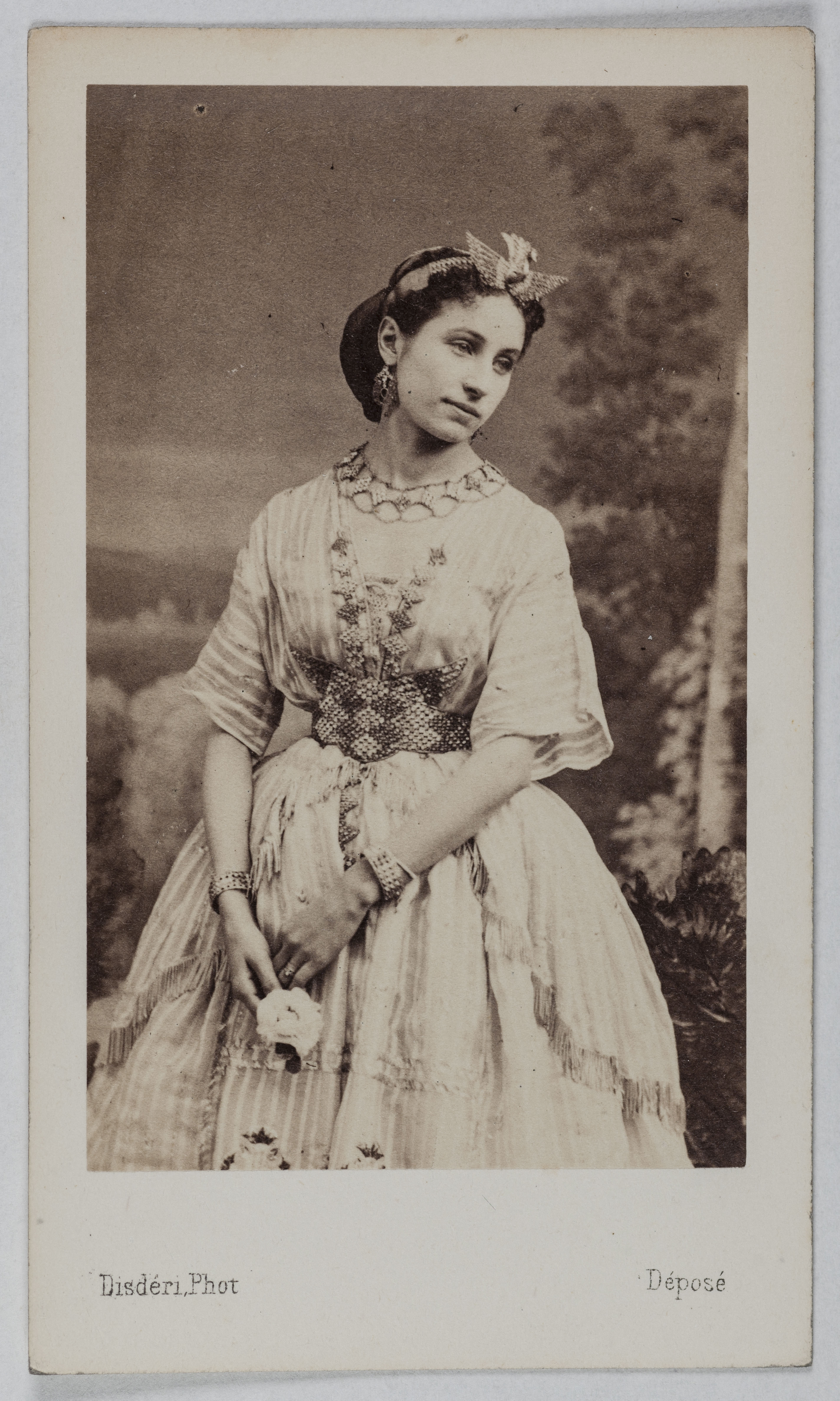 André-Adolphe-Eugène Disdéri, Portrait de Laura Fonta (danseuse à l'Opéra)