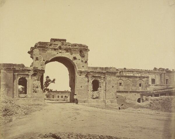 Felice Beato, [Gateway Leading into the Residency, commonly the Bailee Guard Gate, held by Lieutenant-Colonel R.H.M. Aitken, of the 13th Bengal Native Infantry]