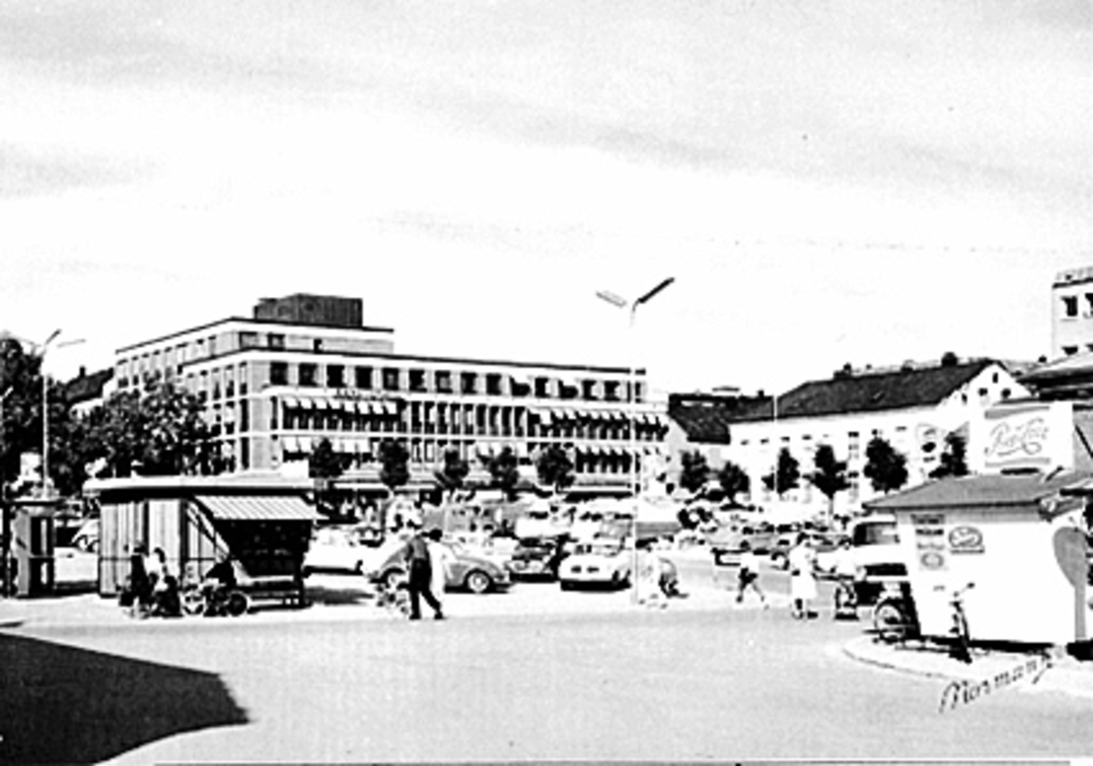 Anno Domkirkeodden, OVERSIKT STORTORGET, NARVESENKIOSKEN TIL VENSTRE, TORGHANDEL MOT VESTA-HYGEA-GÅRDEN OG STALLGÅRDEN, TIL HØYRE PØLSEBU, FOLKELIV
