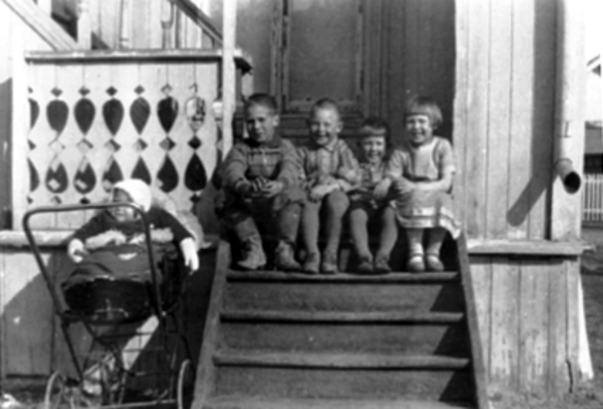 Anno Domkirkeodden, GRUPPE 5 BARN, BARNEVOGN, FRA VENSTRE: GERD HAGEN, ROLF HAGEN, ROLF SKÅRDERUD, LEIF SKÅRDERUD, INGRID SKÅRDERUD, OLE BULLS GATE 24