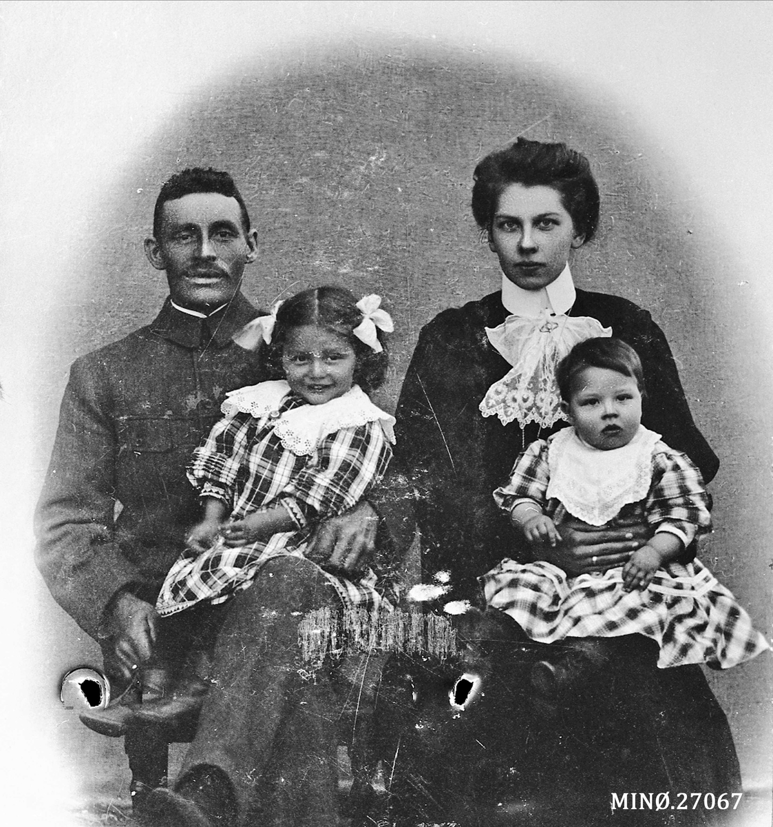 Oscar Holte, Familien, Lars og Ragnhild Myrhaug Eggemoen med barna Anna og Olga