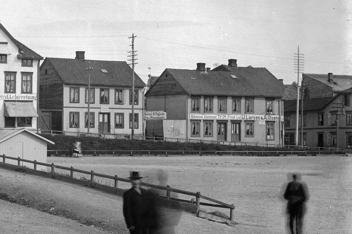 Hans Emil Erichsen, Østre Torg. Bebyggelsen langs Grønnegata i Hamar. Utsnitt. Se HHB-08683.