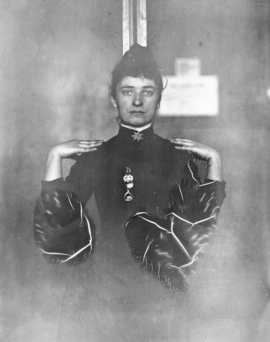 Carl Curman, Porträtt av kvinna, i halvfigur.