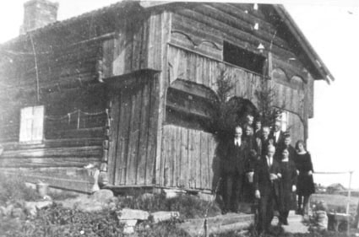 Anno Domkirkeodden, EKSTERIØR: ELTONBAKKEN, GRUPPE: 10 SAMLET ETTER BEGRAVELSEN TIL MATHEA ANDERSEN, ELTONBAKKEN, OTTESTAD, ELTONSTUA NÅ PÅ HEDMARKSMUSEET