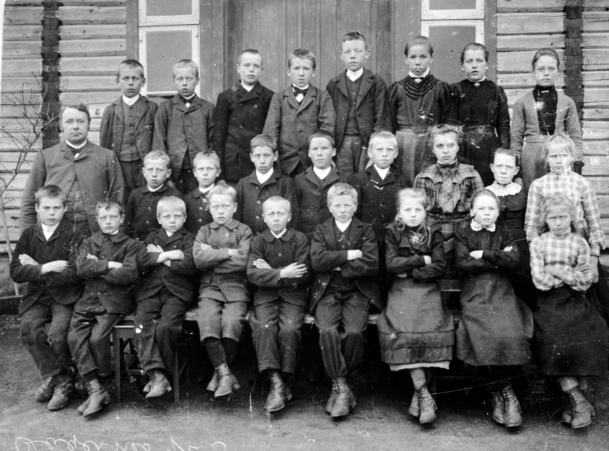 Anno Domkirkeodden, Elever og lærere ved Fagernes skole, Næroset, Ringsaker. Lærer Ole Tangen. Se reg. skjema for navn.