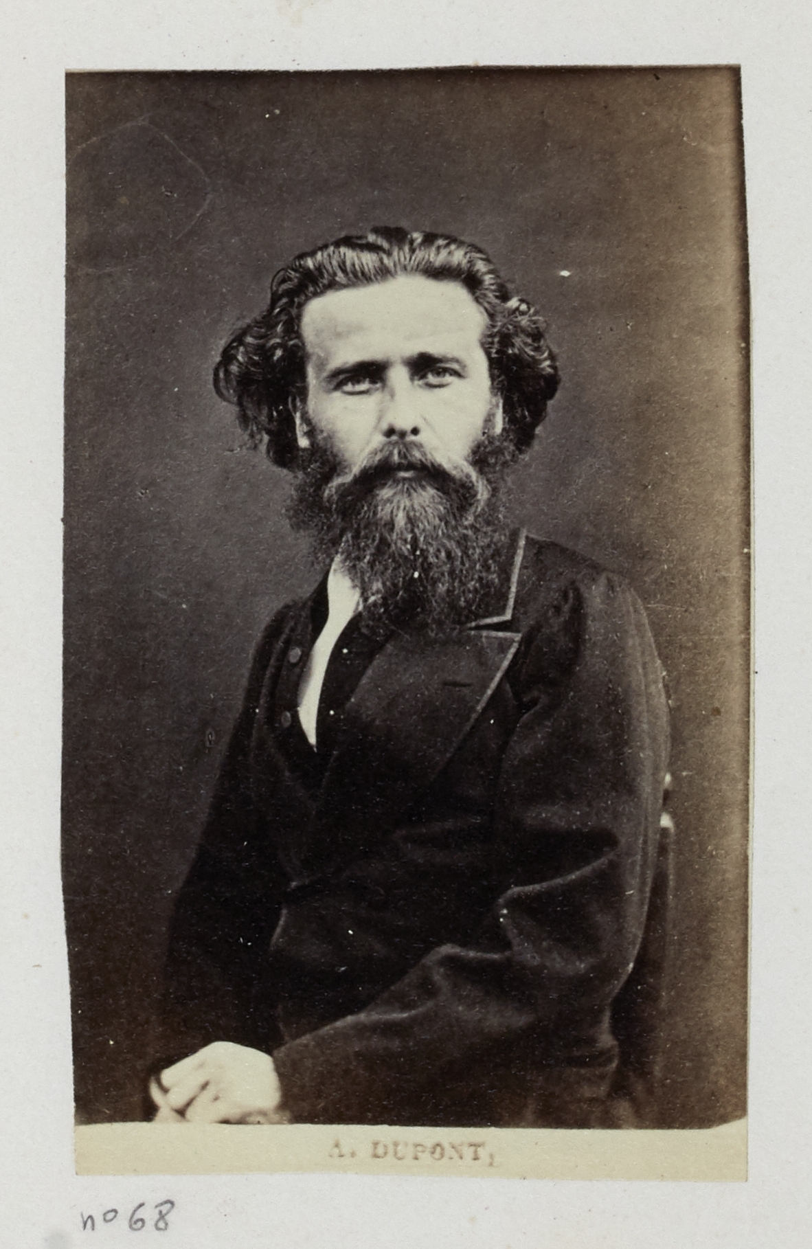 Anonyme, Dupont Jean-Martial-Anthime (1841-1890 ?) Employé de banque, membre de la Commune, il est nommé comissaire de police de l'Hôtel de Ville de Paris. Condamné à mort en juillet 1872, sa peine est commuée en travaux forcés à perpétuité, puis banni en 1879.