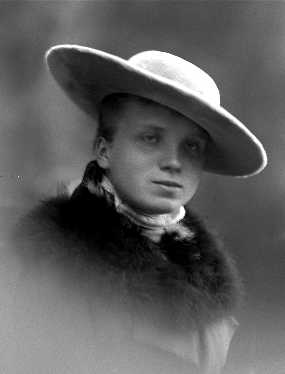 Gustav Borgen, Portrett av Elise Blich født Cappelen med hatt i 1916.