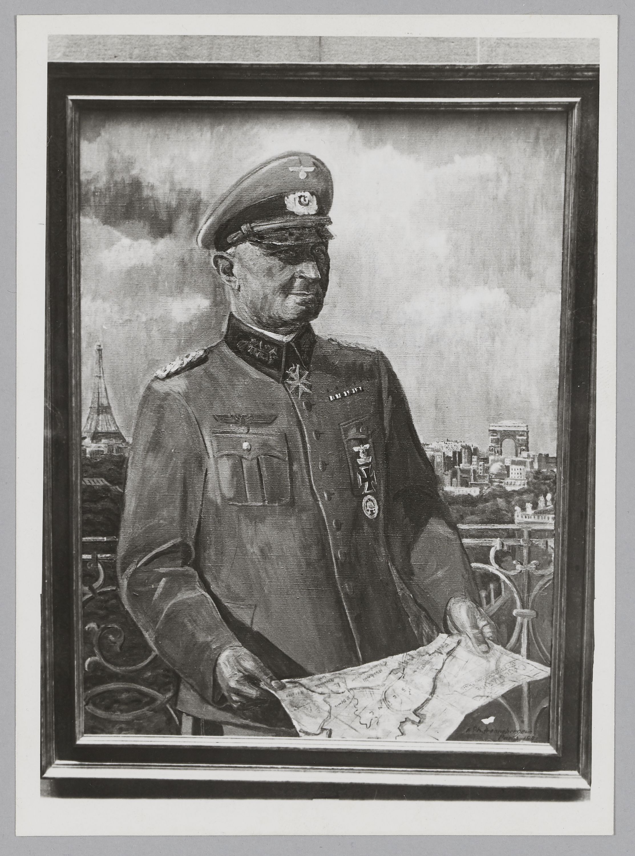 Service des Agences Françaises d'Actualités et de Reportages Associés, Portrait du Generalleutnant Schaumburg représenté à un balcon, comme Kommandant von Groß-Paris, entre la Tour Eiffel et l'Arc de triomphe