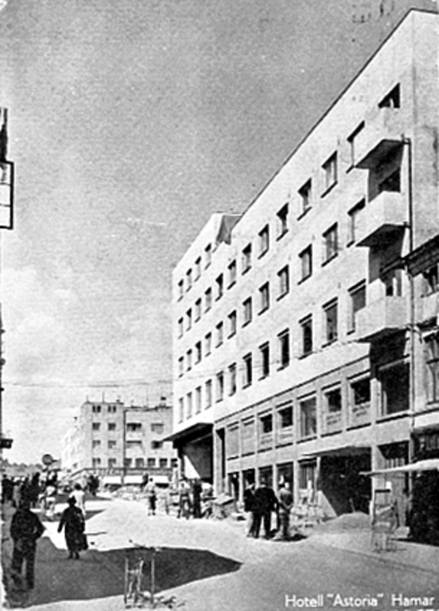 Anno Domkirkeodden, MENN ARBEIDER I TORGATA FORAN HOTELL ASTORIA, ENGGATA/TORGGATA.