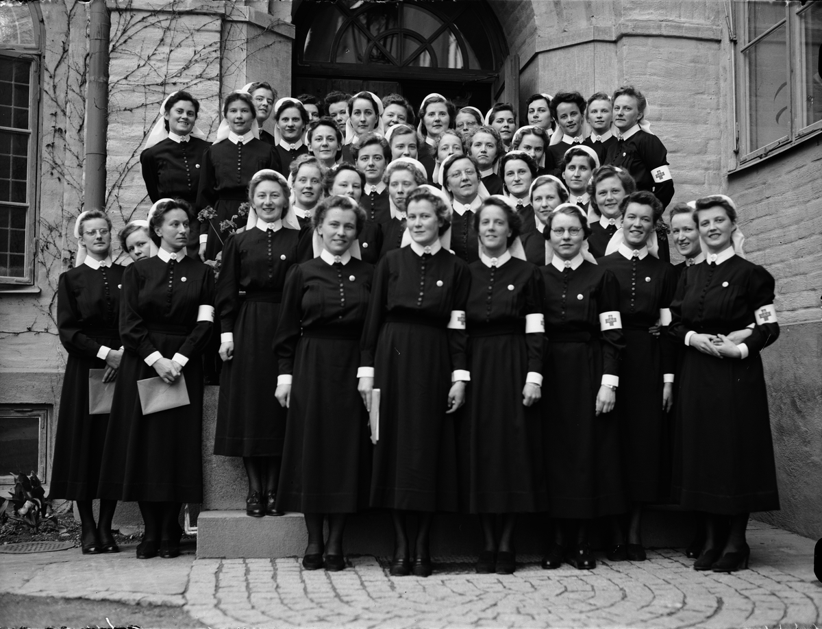 Paul Sandberg, Newly graduated nurses on the steps of the Swedish Hospital Nursing Home
