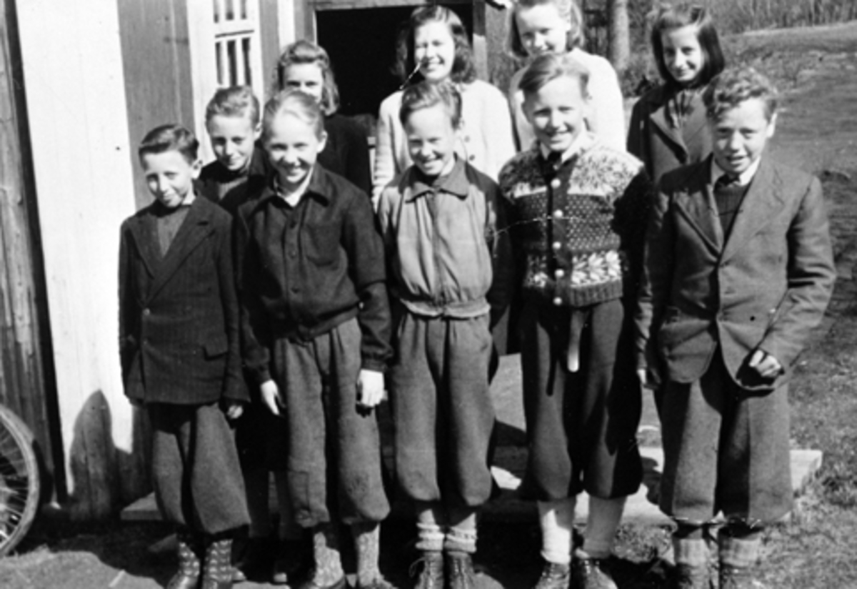 Anno Domkirkeodden, KONFIRMANTFORBEREDELSE, BARN FRA SPETDALEN, STRANDLYKKJA, ESPA. 1 REKKE F. V. ØSTLI, ÅGE NORDNES, ERLING GULBRANDSEN, BJØRN KJÆRNLI, WALTER FINNSTUEN. 2 REKKE F. V. UKJENT, KARSTENSEN, EVA JOHNSRUD, GUNVOR MOSTUE OG UKJENT