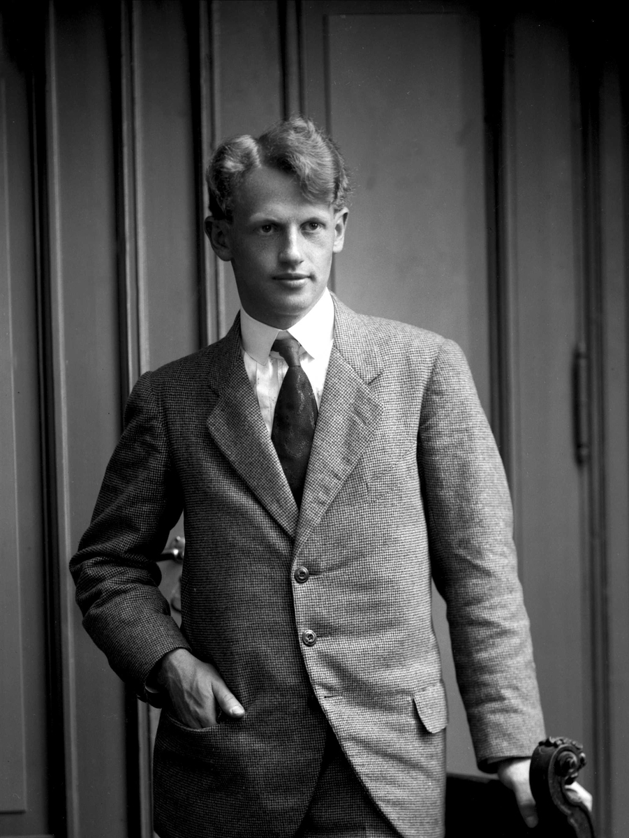 Gustav Borgen, Portretter, fiolinist Due. Står ved en stol.