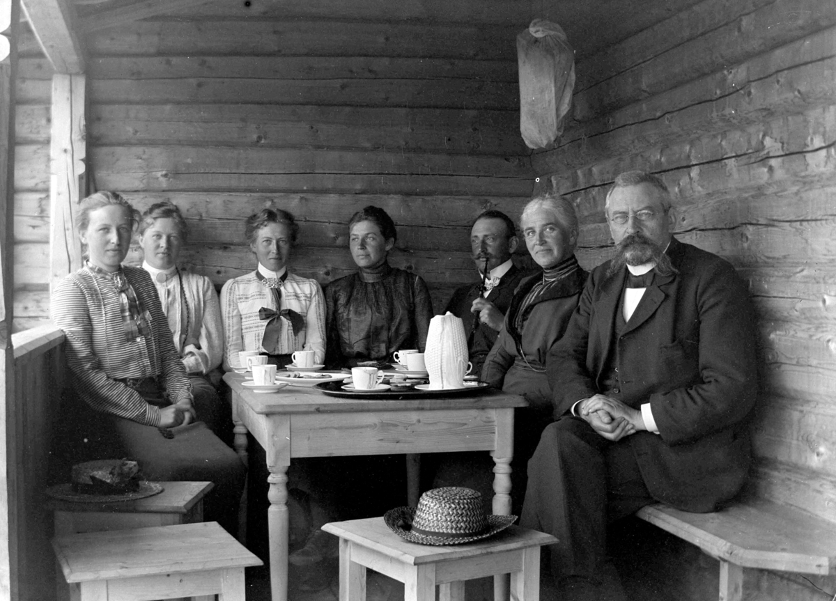 Ole Hansen Løken, GRUPPE 7 UKJENTE, KAFFEBORD, KOPPER, KANNE, SKINKEPOSE.