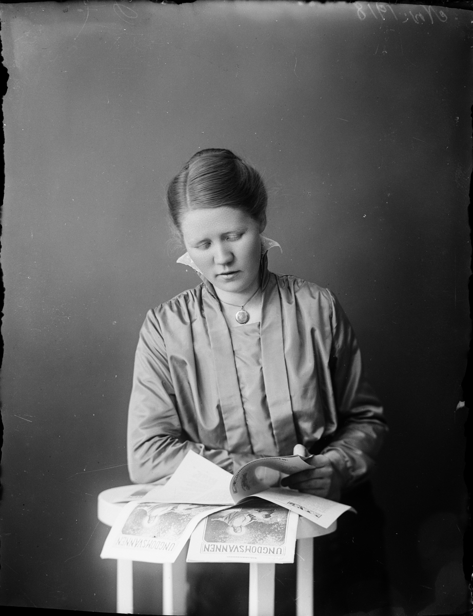 Skötsner-Edhlund, Ateljé Portrait - Ruth Skötsner Reading the Youth Friend, Östhammar, Uppland