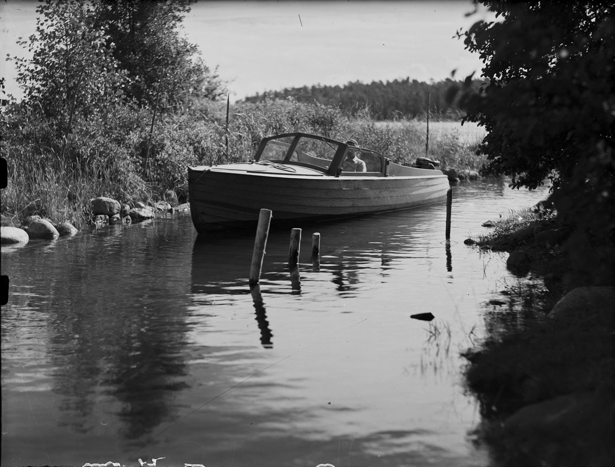 Skötsner-Edhlund, Man i motorbåt, Singö, Uppland