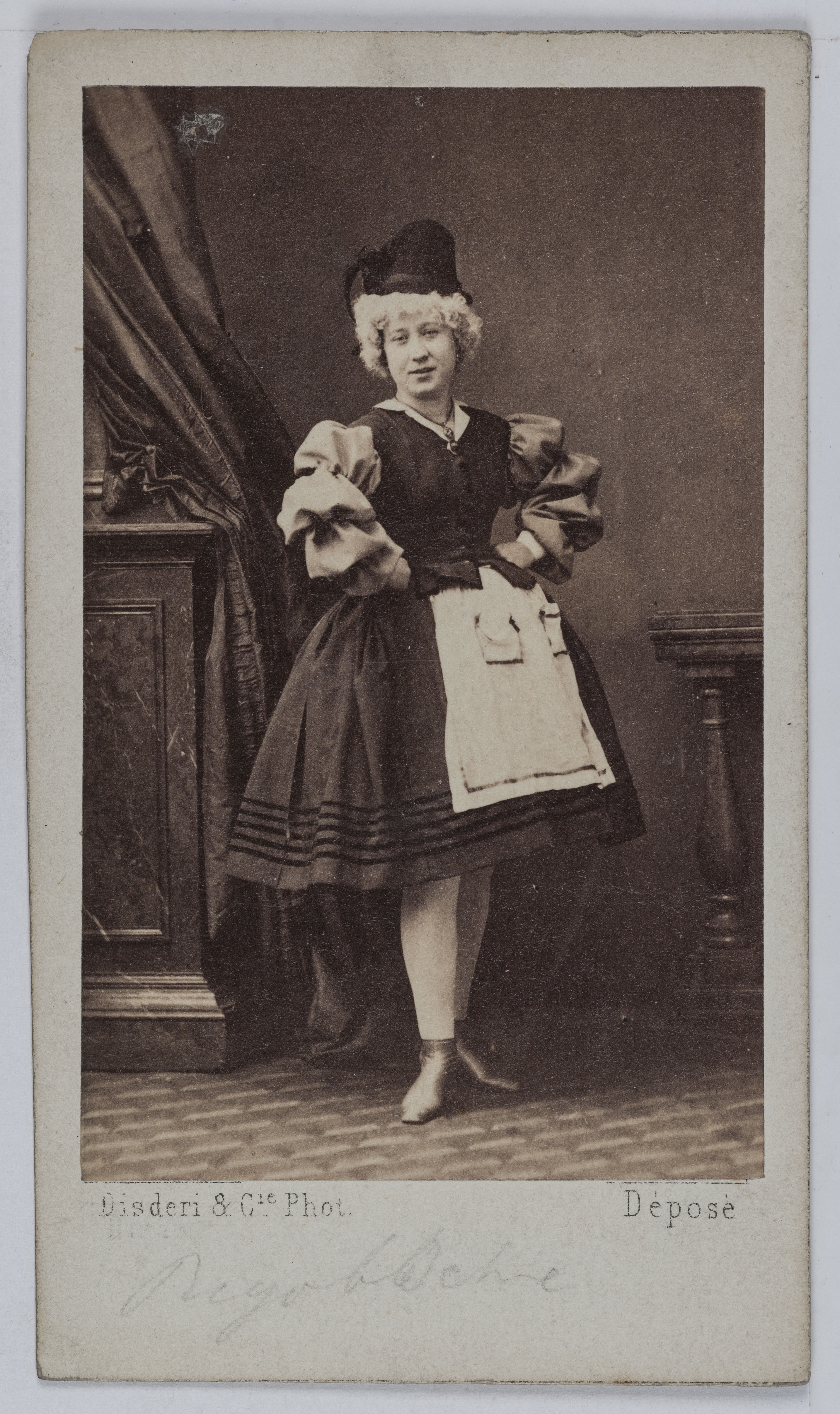 Disderi & Cie, Portrait de Marguerite Badel, dite Rigolboche, danseuse excentrique au Théâtre des Délassements Comiques entre 1855 et 1860.