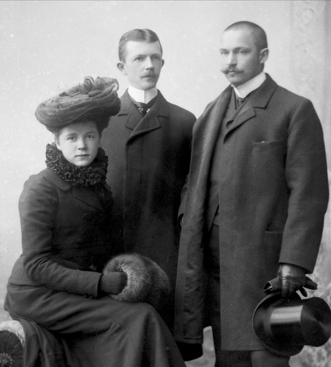 Gustav Borgen, Gruppeportrett, to menn og en kvinne i yttertøy.