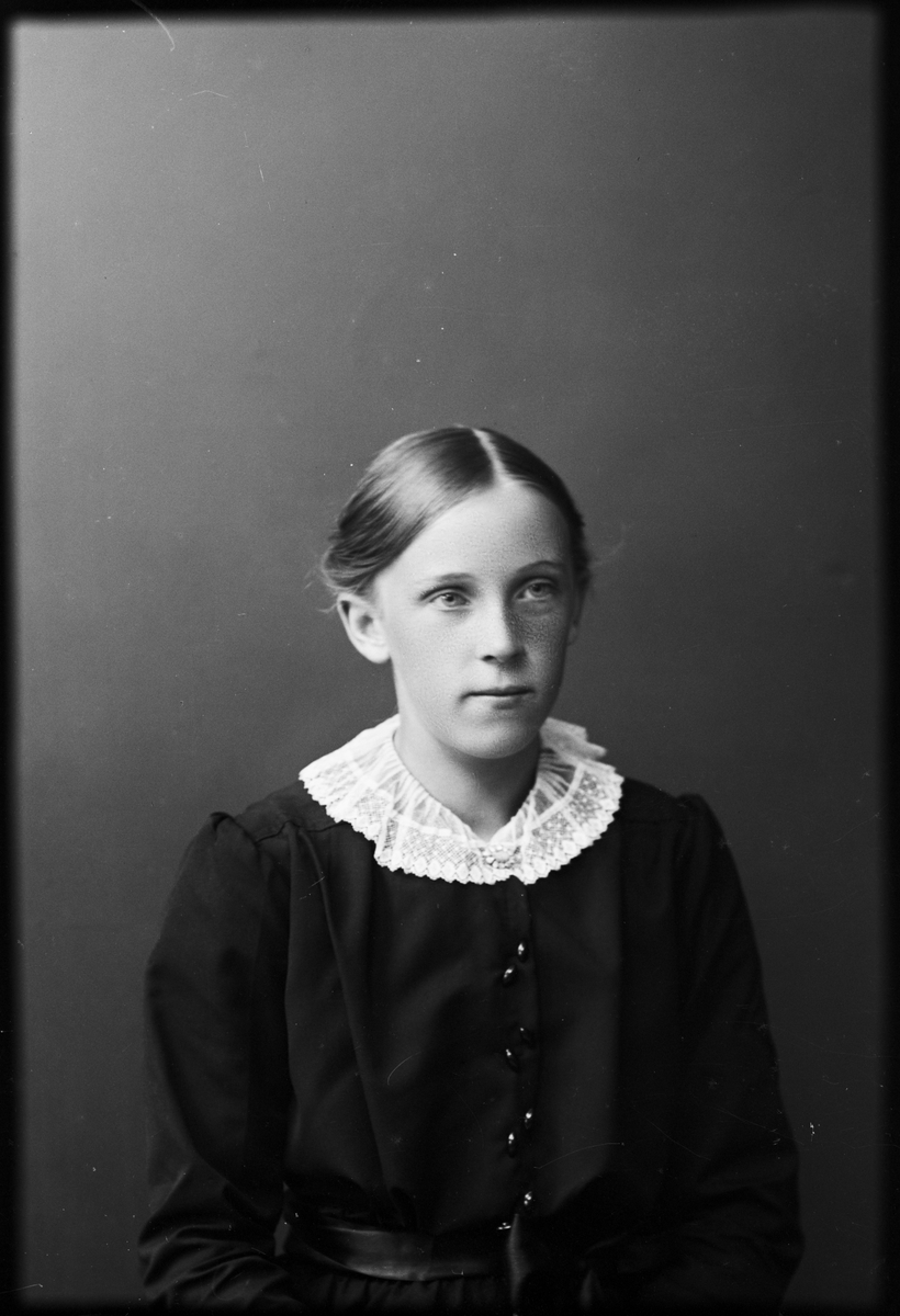 Skötsner-Edhlund, Flicka från Charlottendal, Ekeby socken, Uppland